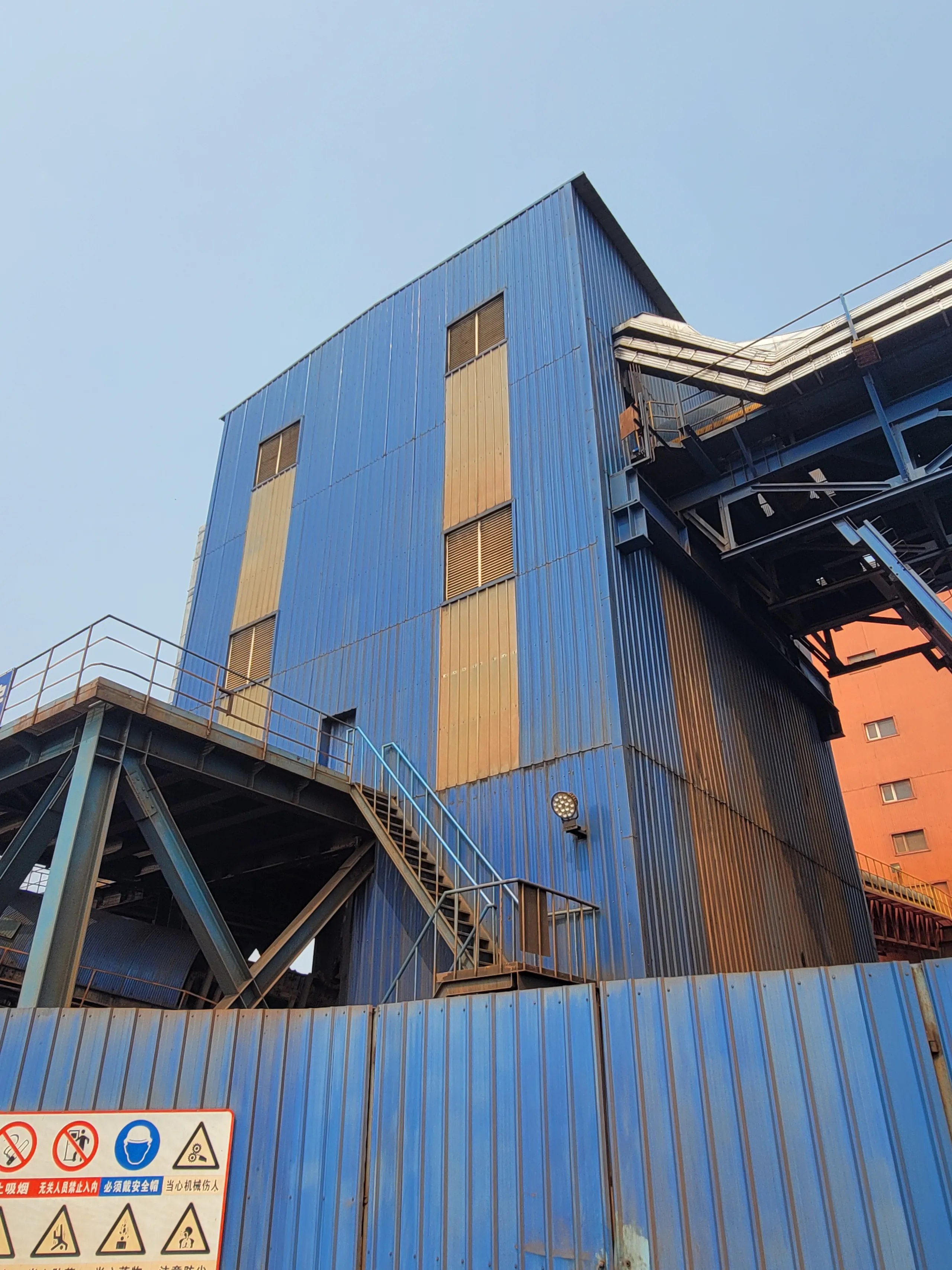 Application case of belt transfer material blockage alarm in a northern ore port